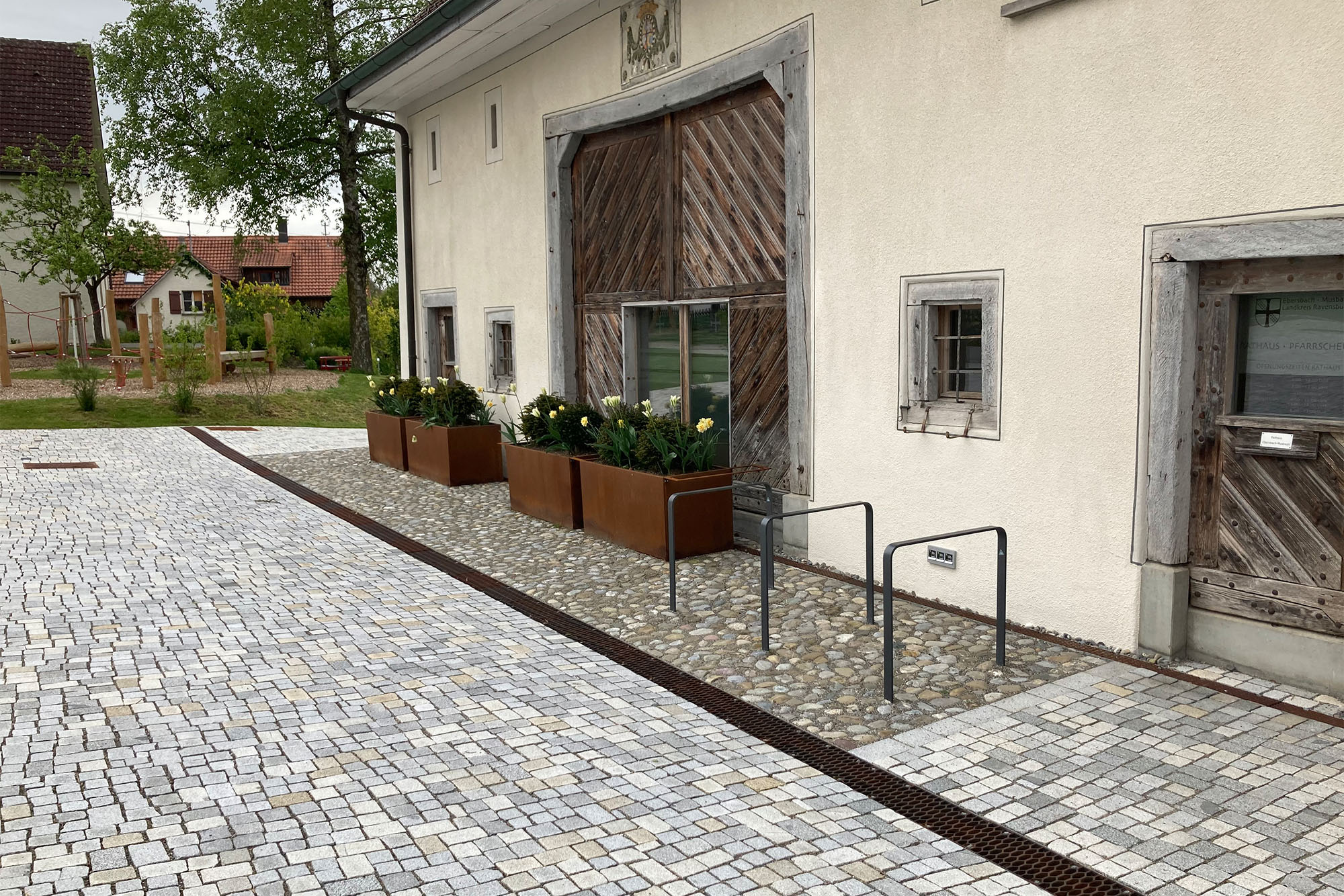 Neugestaltung Dorfplatz Ebersbach-Musbach mit Vorfeld Rathaus