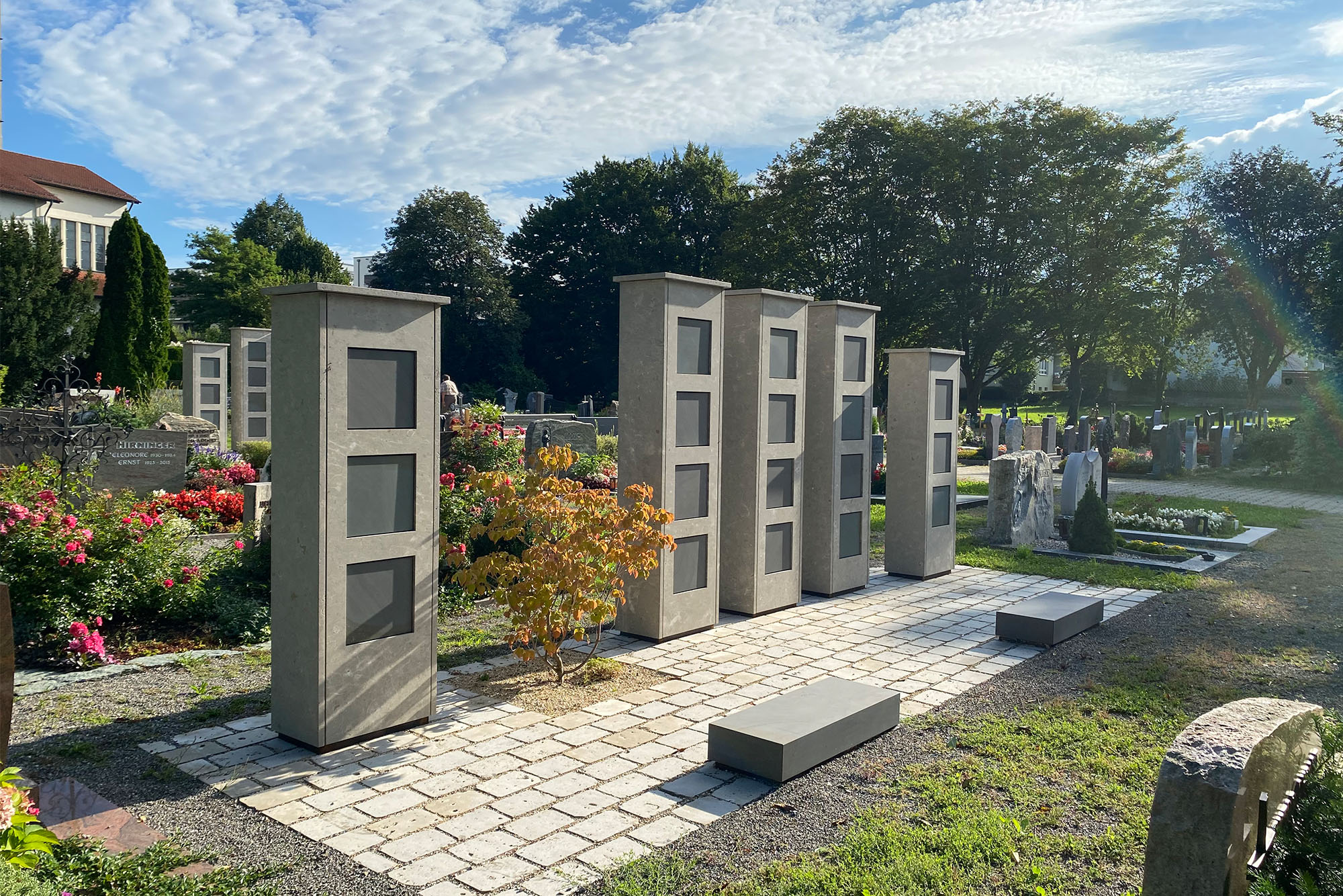 Urnenstelen auf dem Friedhof Friedrichshafen-Ailingen