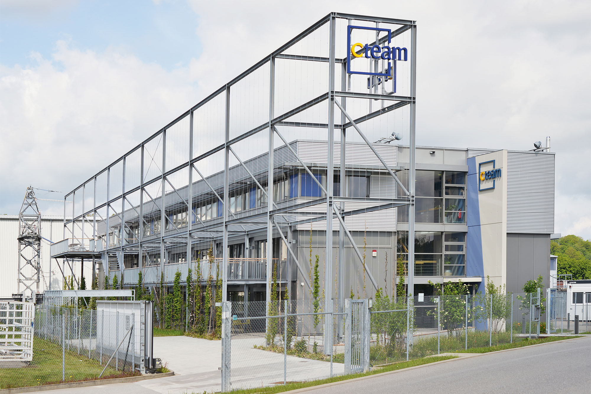 Umgestaltung der Außenanlagen und Neubau Rankgerüst für Kletterpflanzen Cteam in Ummendorf – Außenaufnahme, Lichtwerbung