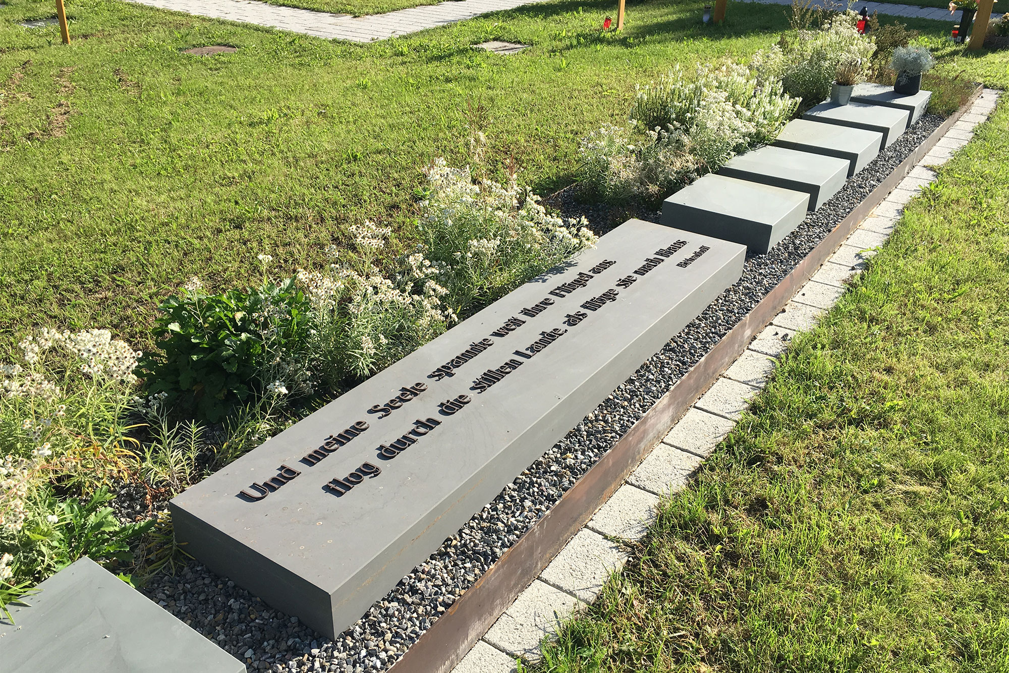 Blumenablage auf dem Friedhof Friedrichshafen-Ailingen