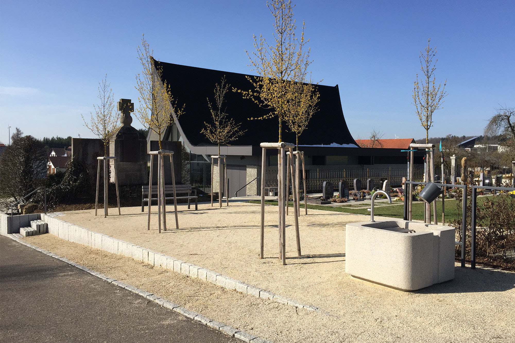 Umgestaltung Friedhof Berghülen, Sitzplatz vor Aussegnungshalle