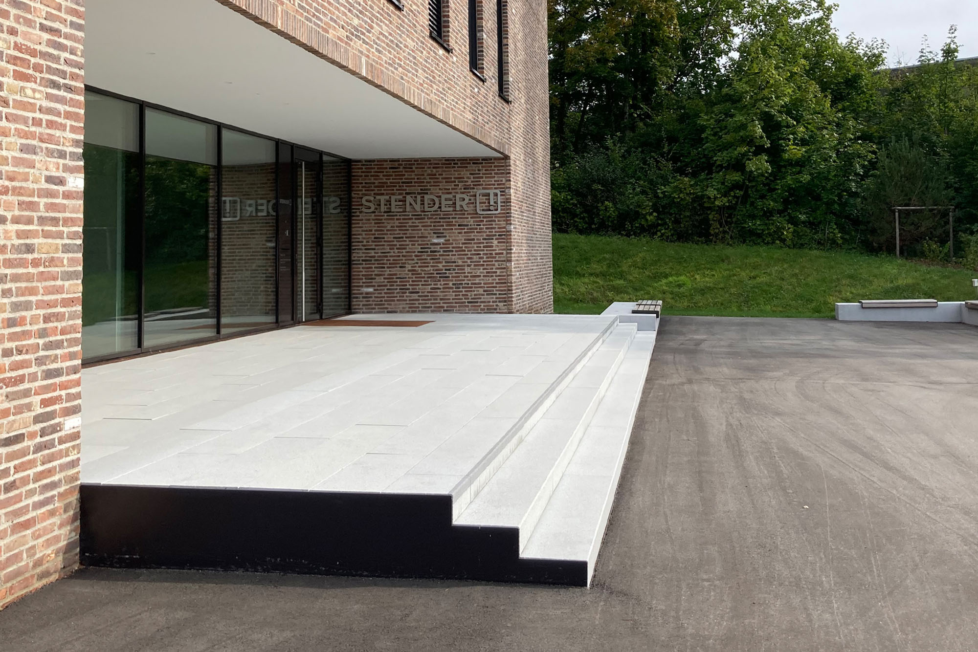 Neubau Firmensitz Stender GmbH in Wangen im Allgäu – Haupteingang